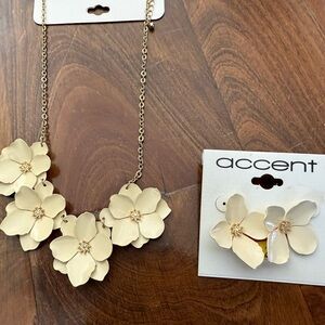Necklace and earrings set vintage style hibiscus look cream and gold new! Accent